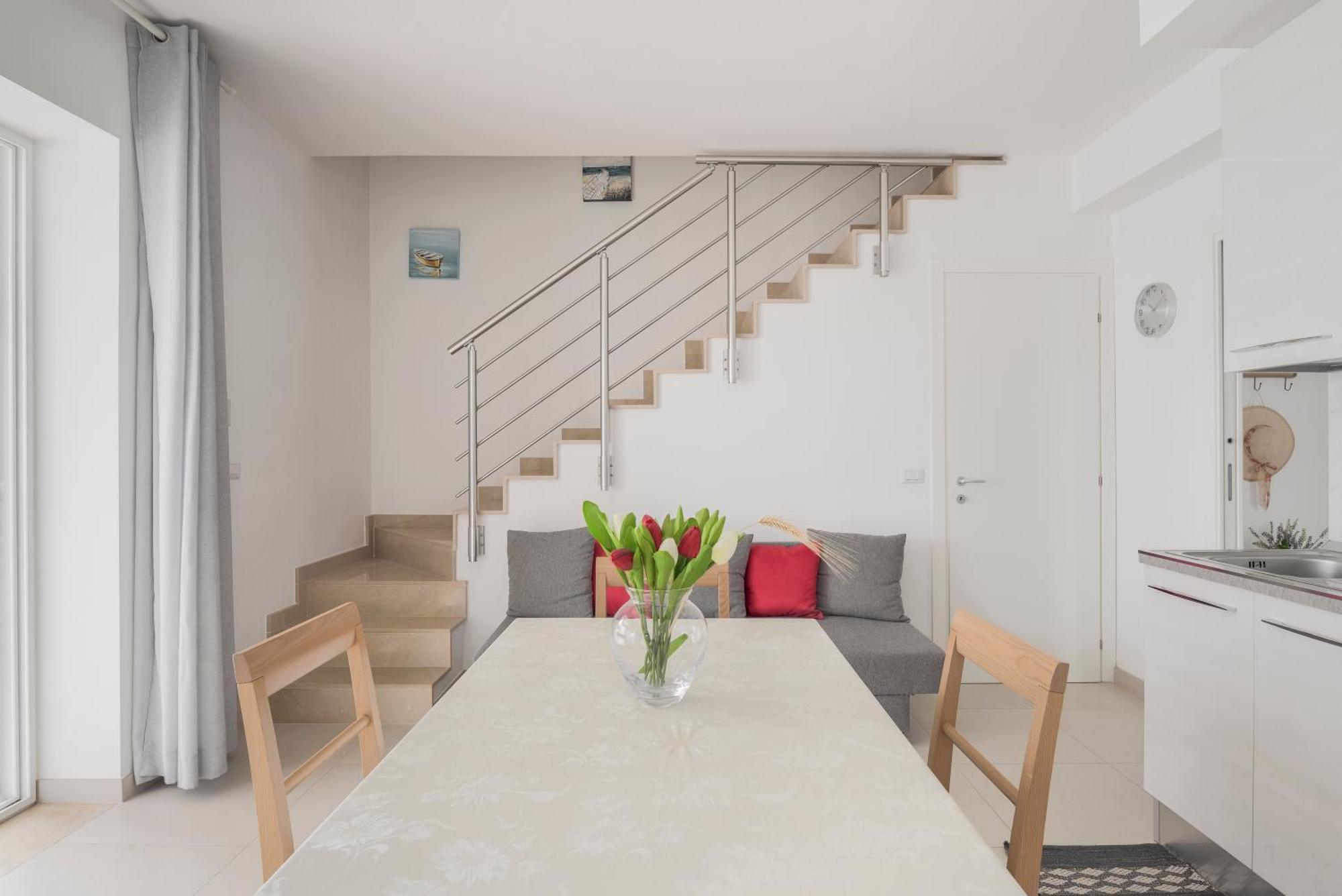 Dolcevitasuites - Modern 3 Bdr Villa In S. Lorenzo Рейтани Экстерьер фото